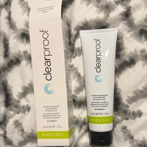 Mary Kay Clearproof Clarifying Cleansing Gel - White with Green Accents